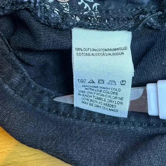 We  The Free Shorts - Picture 5 of 6